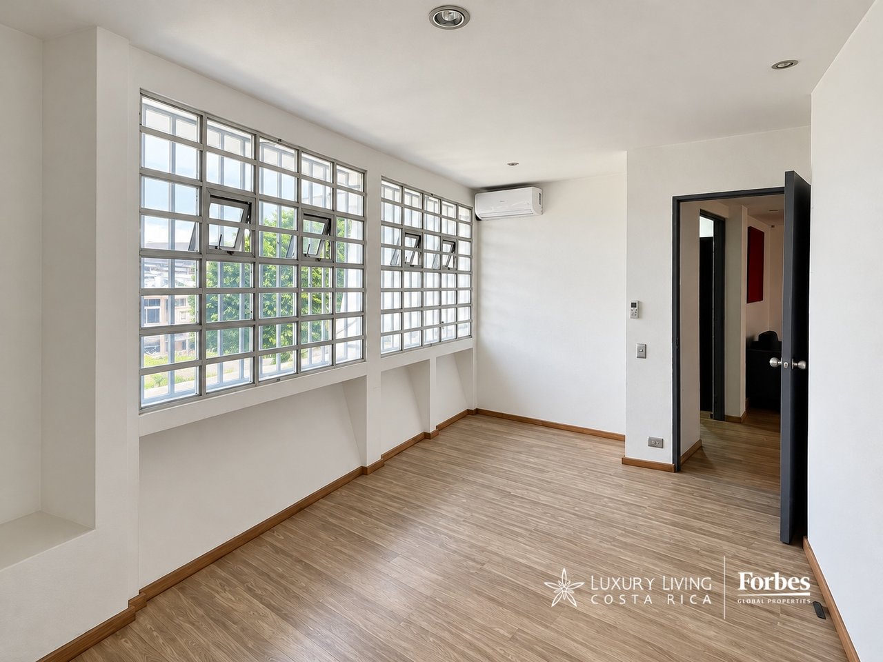 21574 - Sale of a building with an excellent location in Barrio Dent