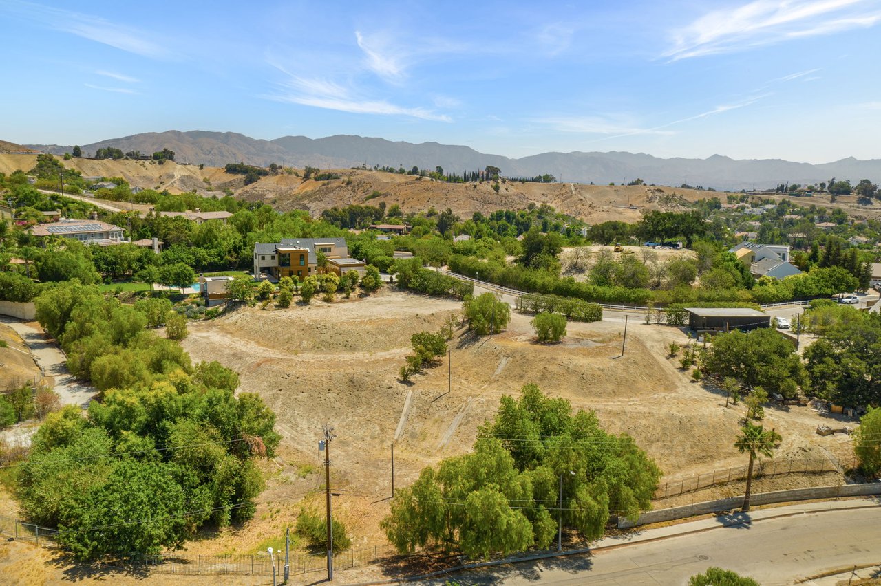 18149 Knoll Hill