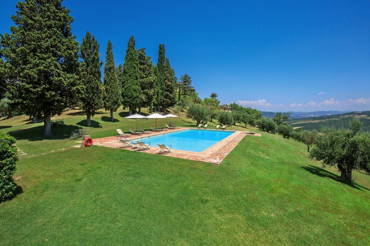 Wide Estate Composed of Houses and Amenities