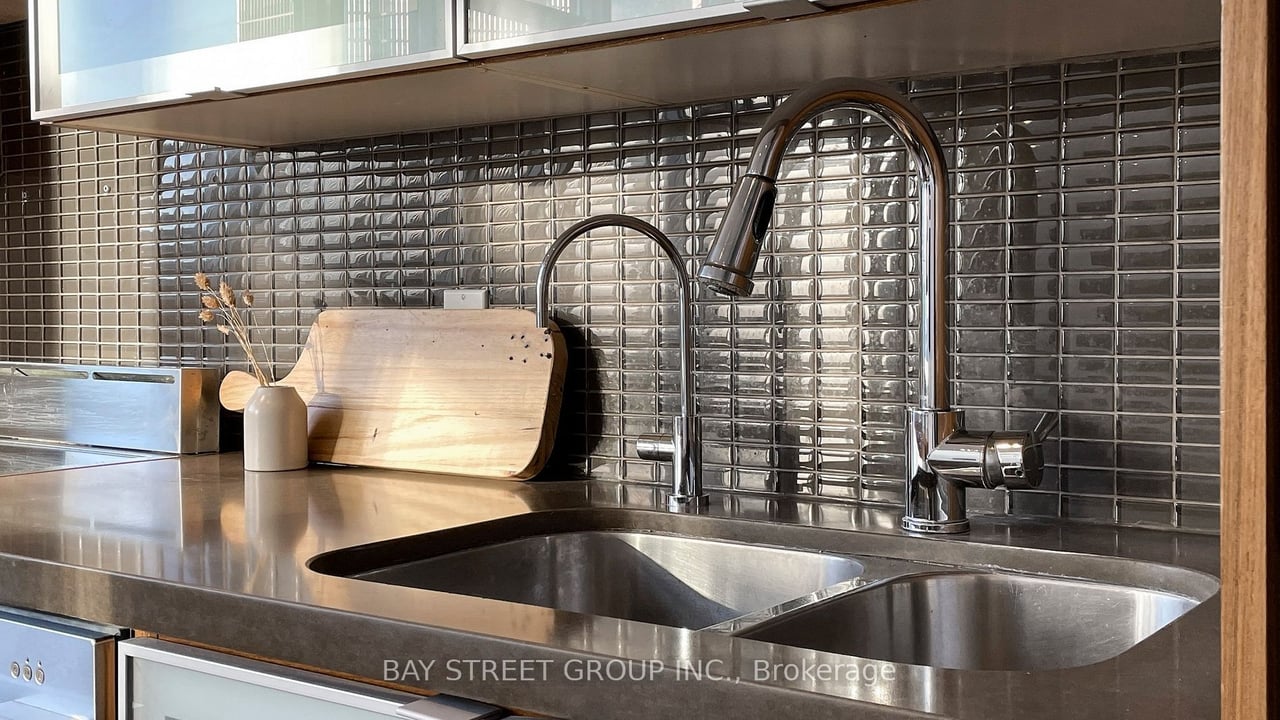 STUNNING SUNNY PENTHOUSE