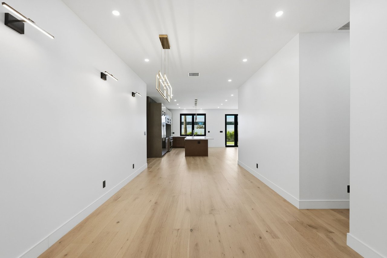 3106 N VALENCIA Lane