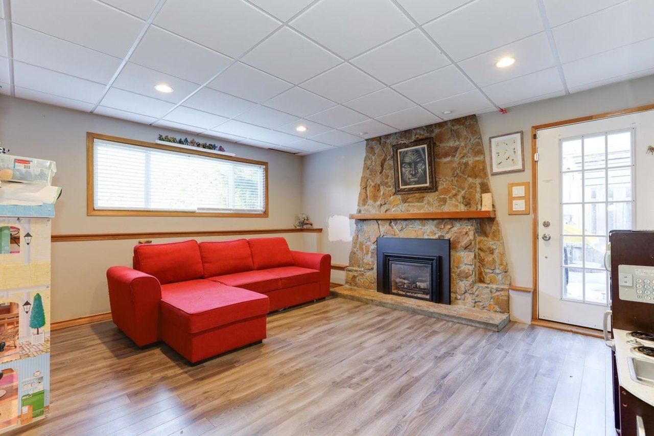 2552 Jura Cres