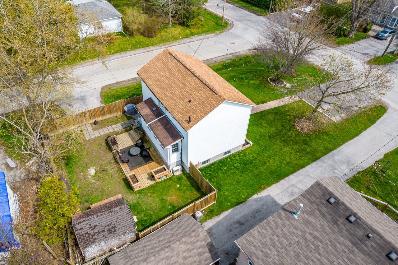 COLONIAL-STYLE HOME OFF LAKE SIMCOE