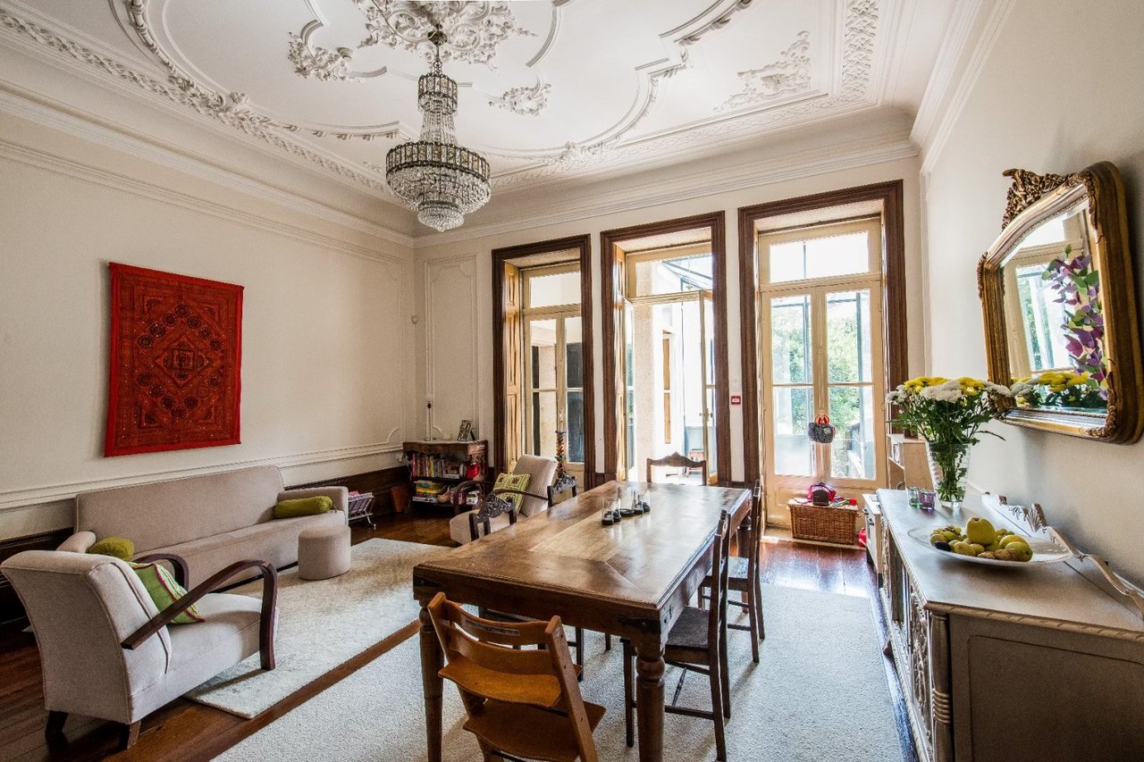 Elegant 4-Story Townhouse with Private Garden on Rua Álvares Cabral – Porto