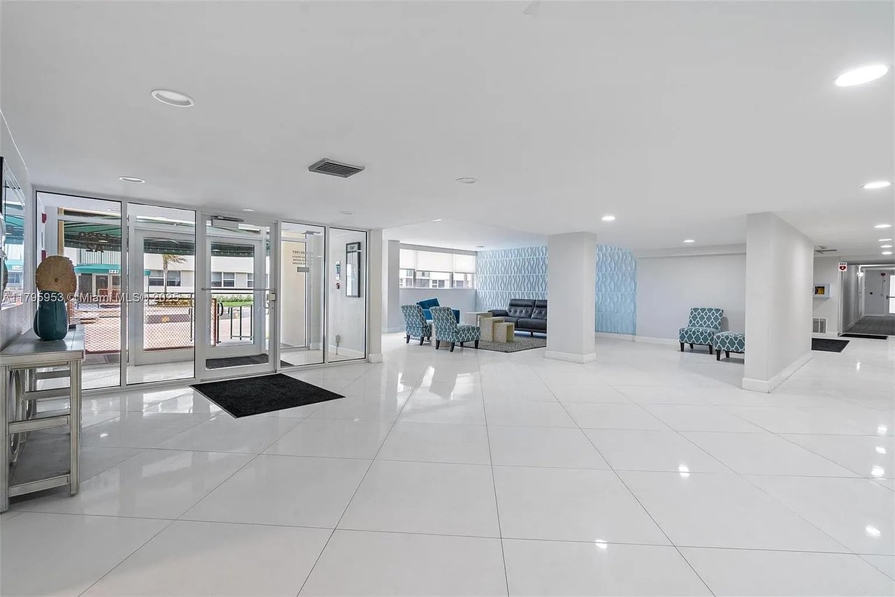 1239 Hillsboro Mile Apt 203