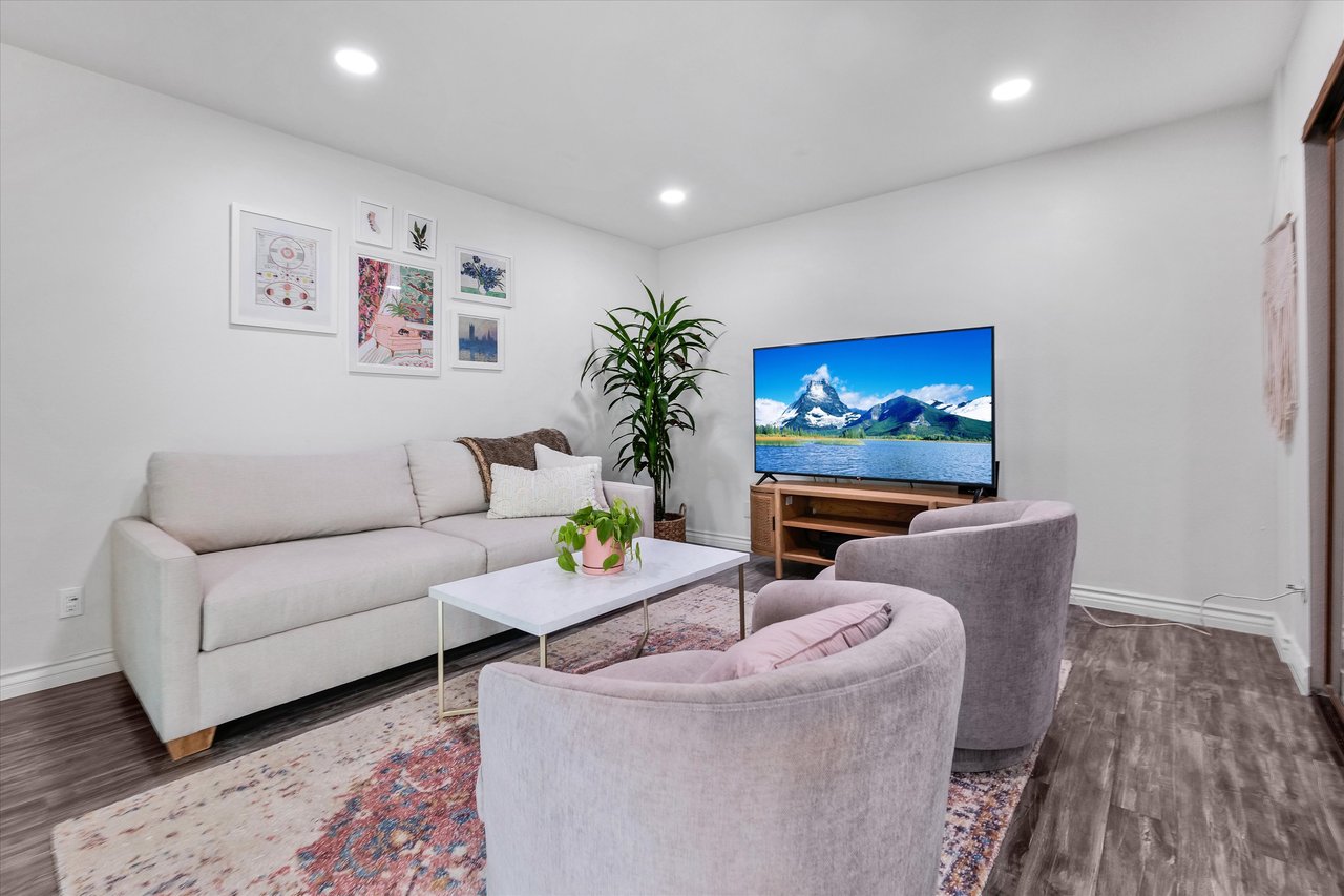 532 N Rossmore Ave #206