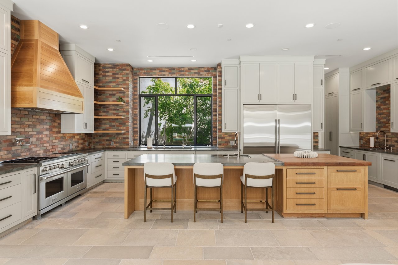Bowmont Dr, 90210