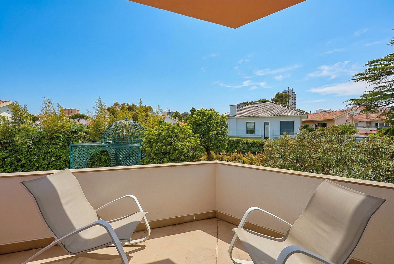 Spacious 8+2-Bedroom Villa with Pool for Rent in Cascais