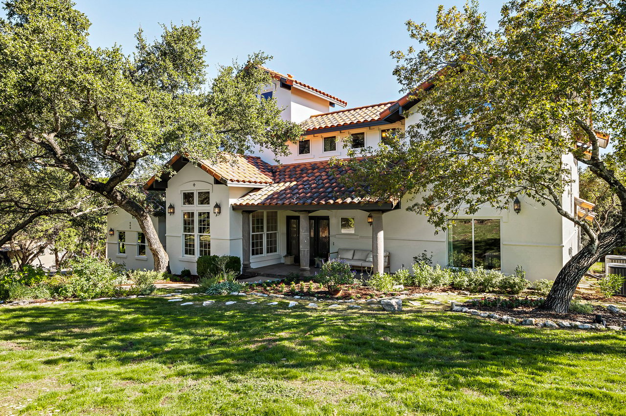 Vista Sereno :  A Modern, Spanish Colonial Retreat