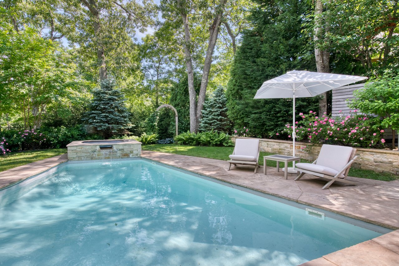 30 Springwood Way, East Hampton