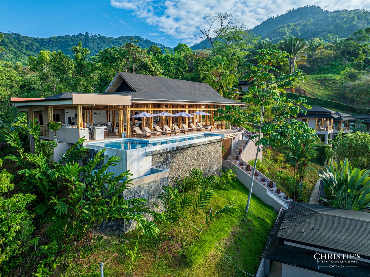 Luxury Hotel Boutique with Ocean Views | Walking distance to the beach | 13.2 Acres