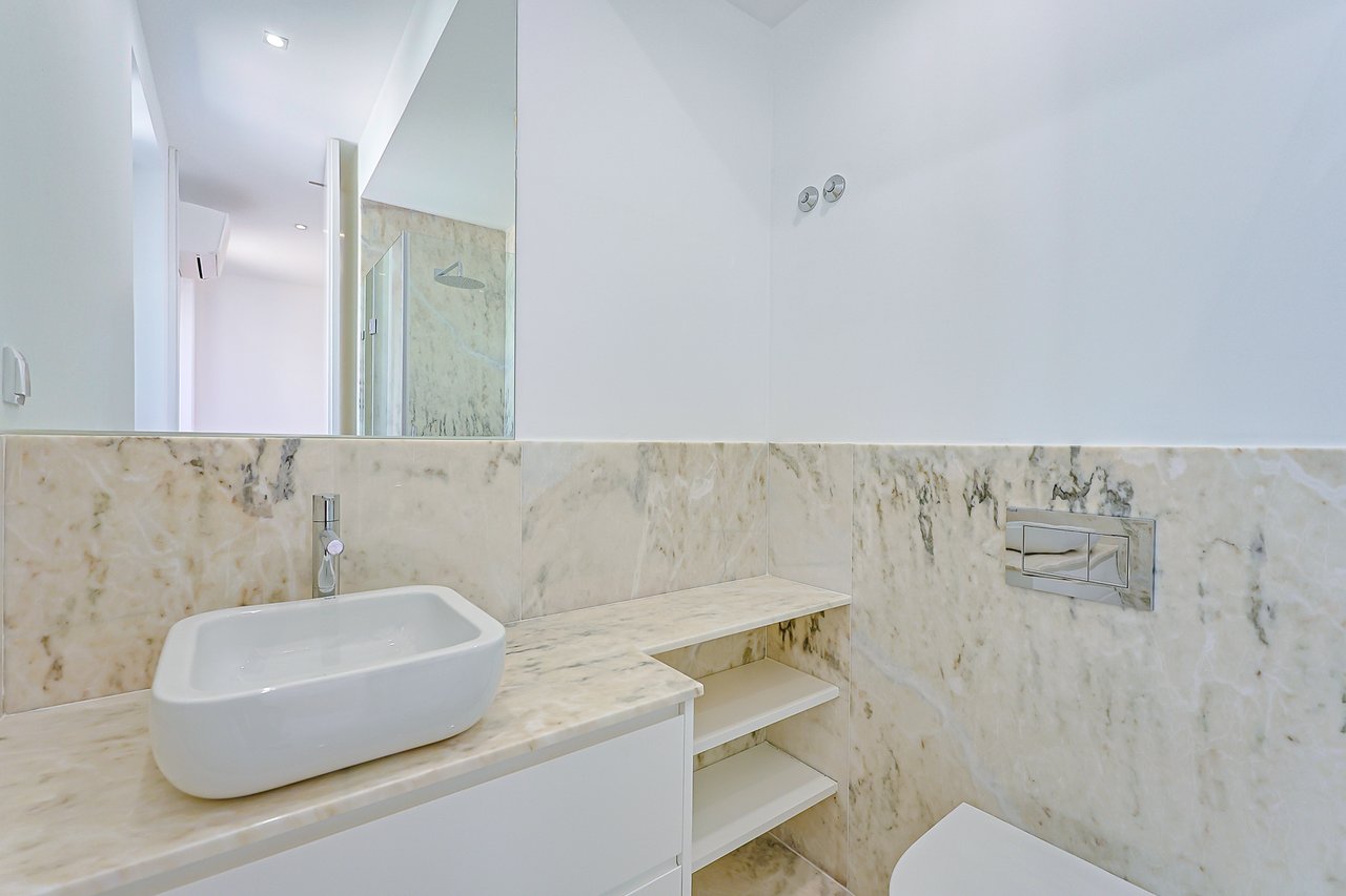 Elegant New T2 Apartment with Two Suites in Monte Estoril