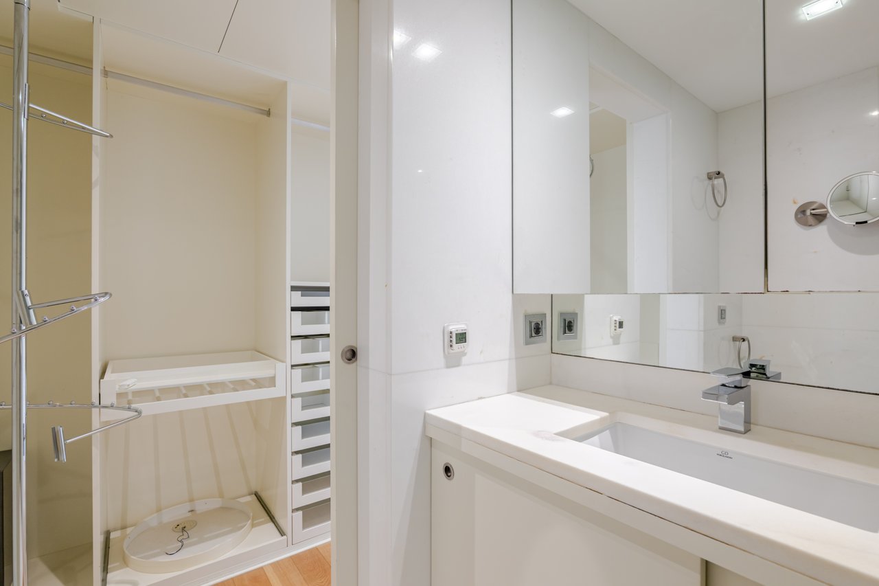 Sophisticated Three-Bedroom Apartment in Porto