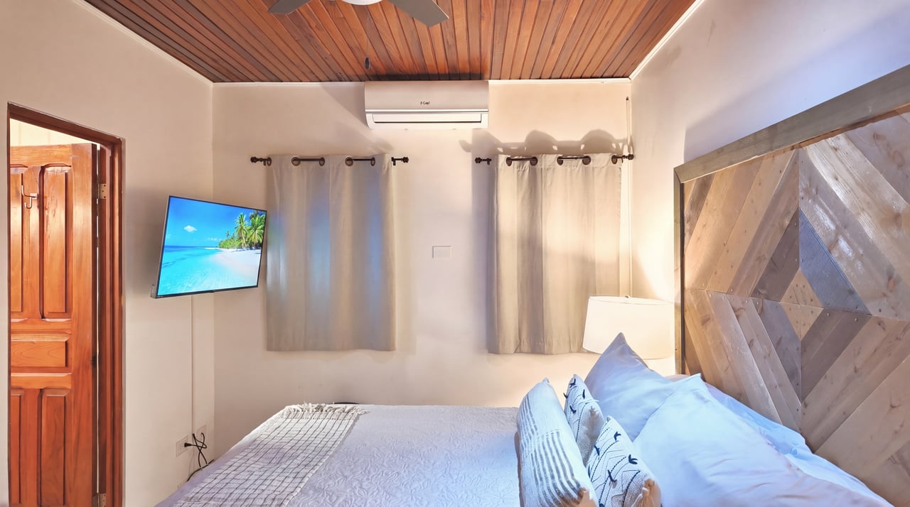 Flamingo Marina Cove 405 - Turnkey Beachfront Condo