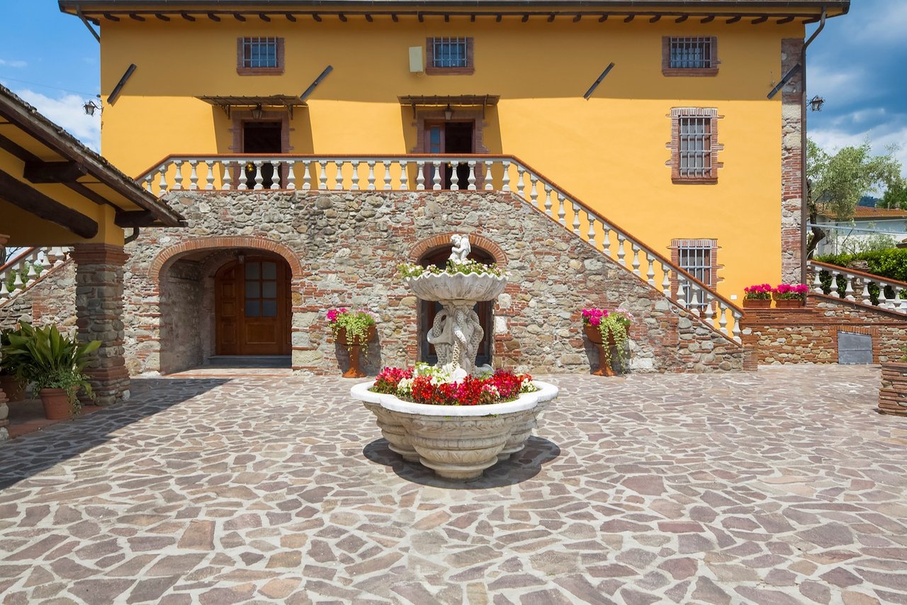 Marvelous Countryside Villa Outside of Lucca