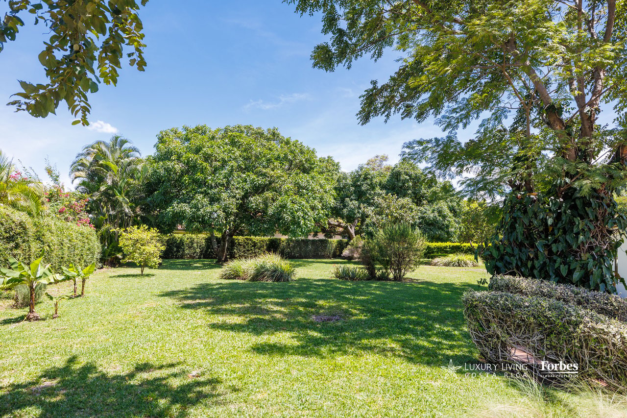 21575 - One level home with almost 3,000sqm of land in Bosques de Lindora