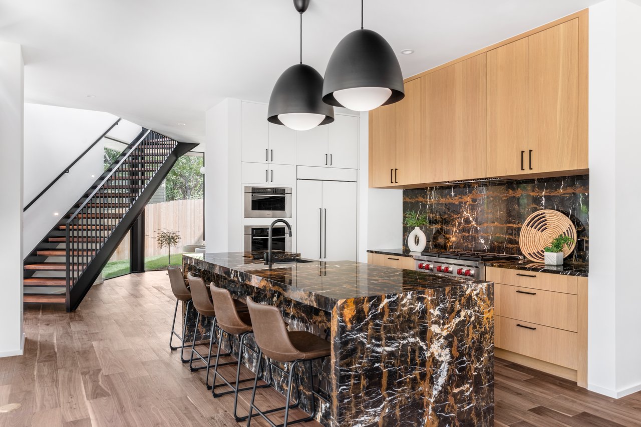 1121 Bluebonnet LN
