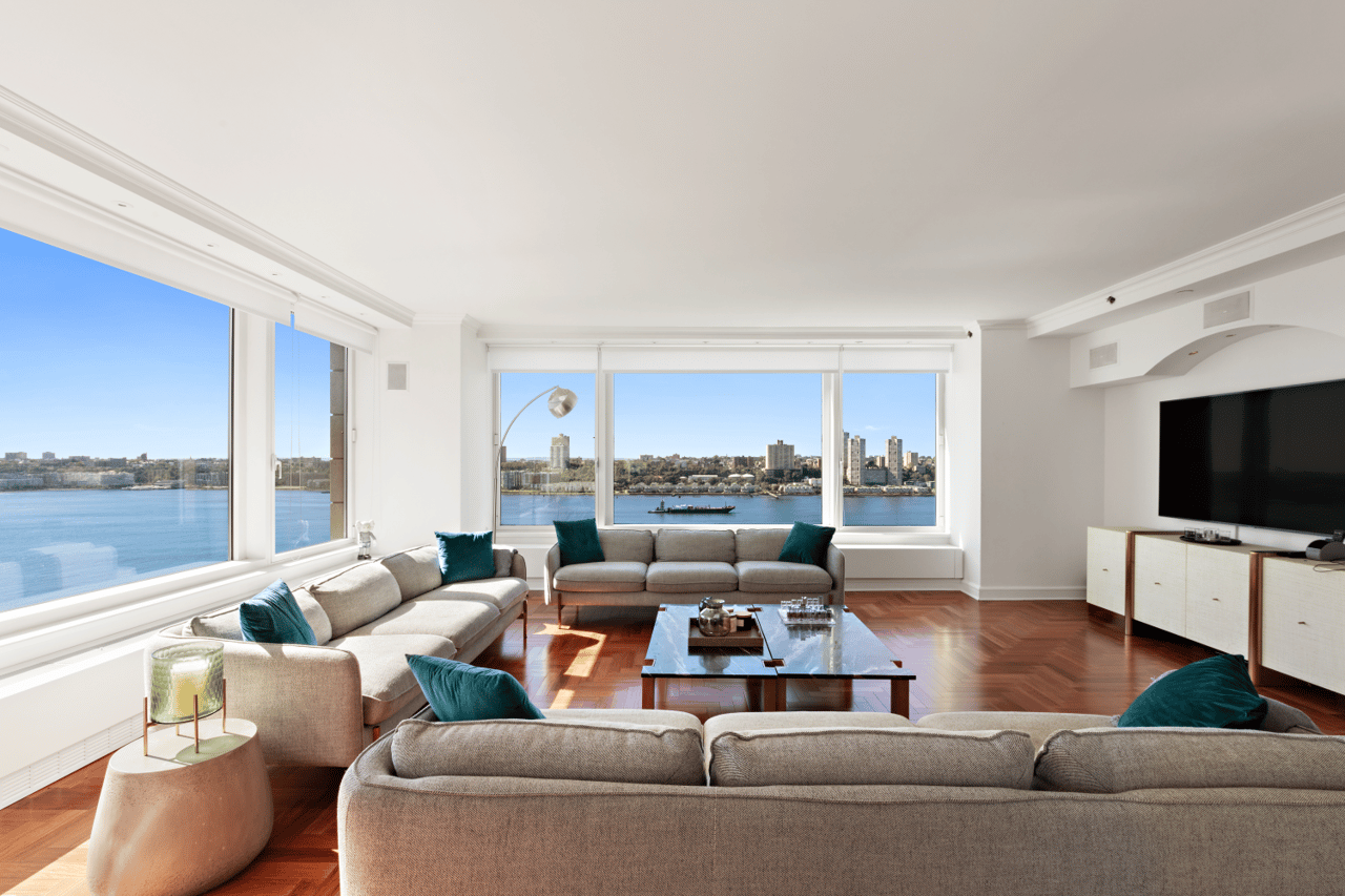 240 RIVERSIDE Boulevard 19B
