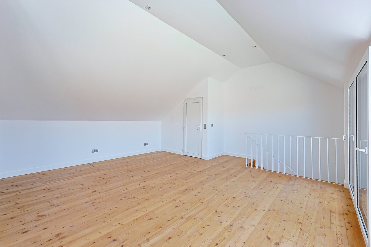 3-BDR Duplex with Sea View, Balcony & Private Lift in Monte Estoril