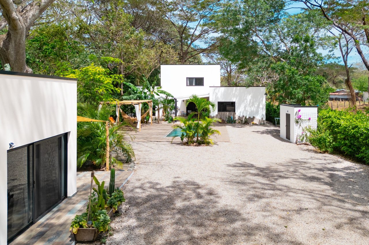 V-Jungla Cecile Refundores | Spacious Modern Villa with Pool, Guest House & Tropical Garden Near Tamarindo Beach