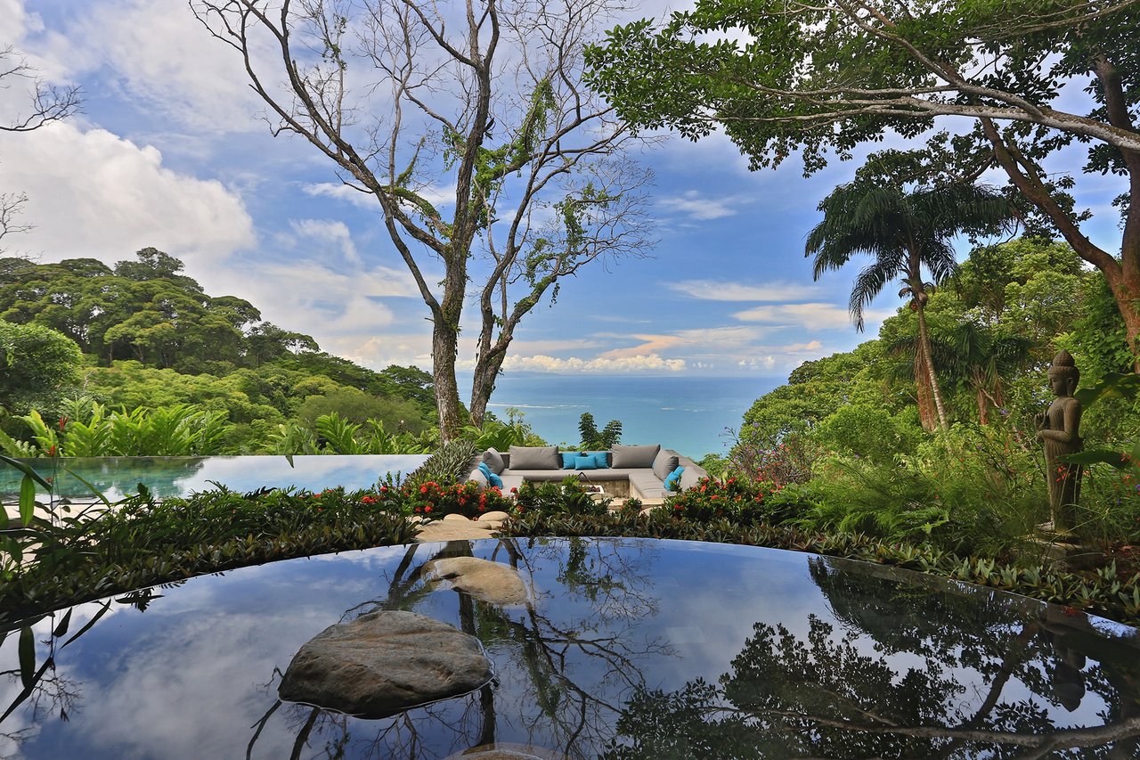 Casa Sanctuary ·  Luxury Jungle Villa · Whale Tail View