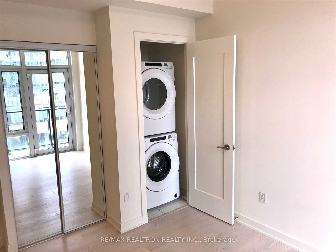 330 Richmond Street W Unit: 1105