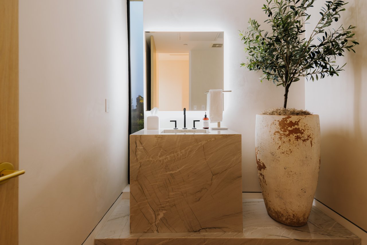 260 S Canyon View Dr