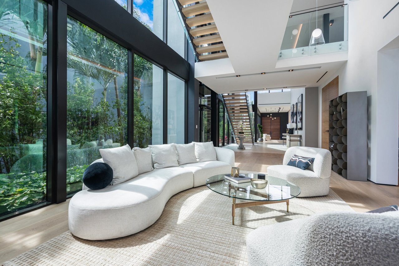 February 2025 | Sabal Development, led by Pascal Nicolai, Finalizes $20.6 Million Sale of Exquisite Venetian Island Estate
