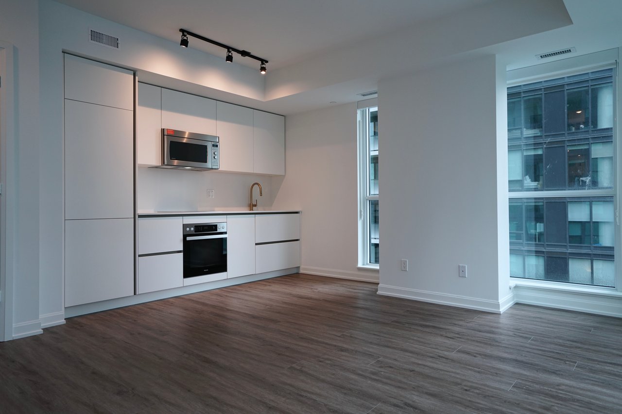 327 King St W Unit: 2406