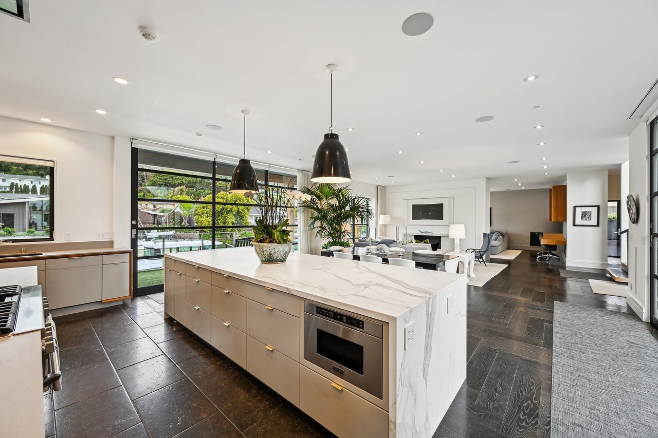 A Waterfront Masterpiece of Modern Luxury