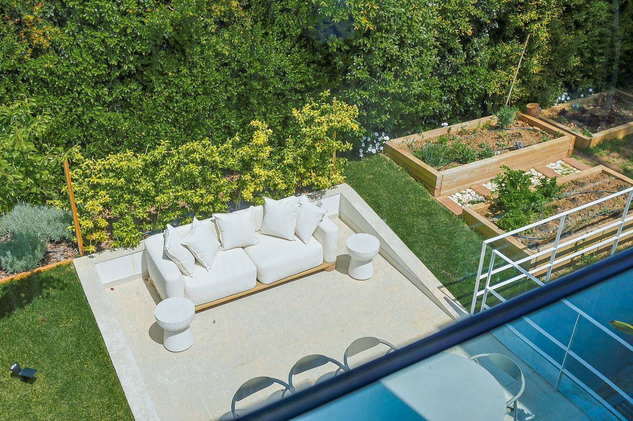 “The Green Villa” – Elegant Luxury Villa with Pool in Carnaxide, Oeiras