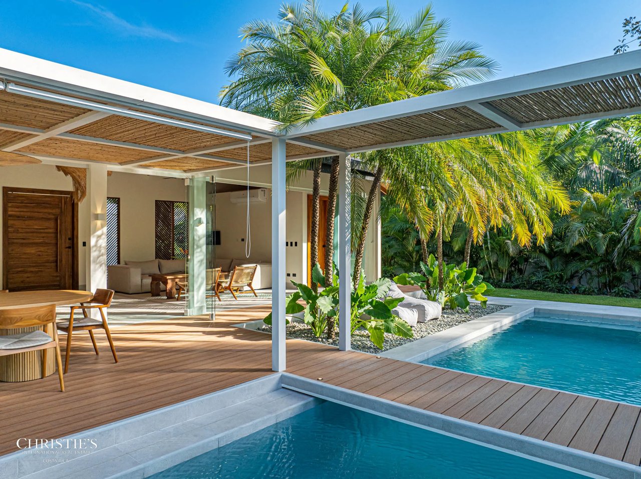 Modern Beachside Luxury Villa, Short Stroll to the Shore