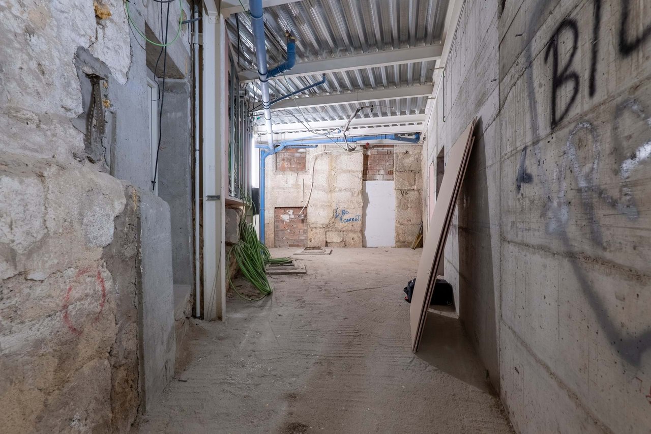 Versatile 450 m² Commercial Building for Lease in Trindade, Porto’s Prime Business Hub