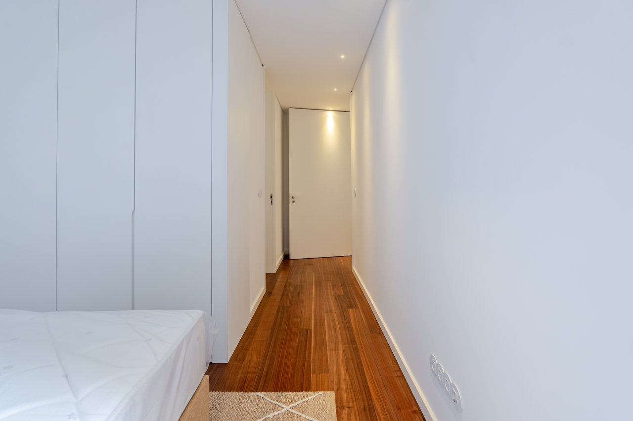 Elegant 2-Bedroom Apartment with Private Patio, Parking & Short-term Rental (AL) License in Central Porto