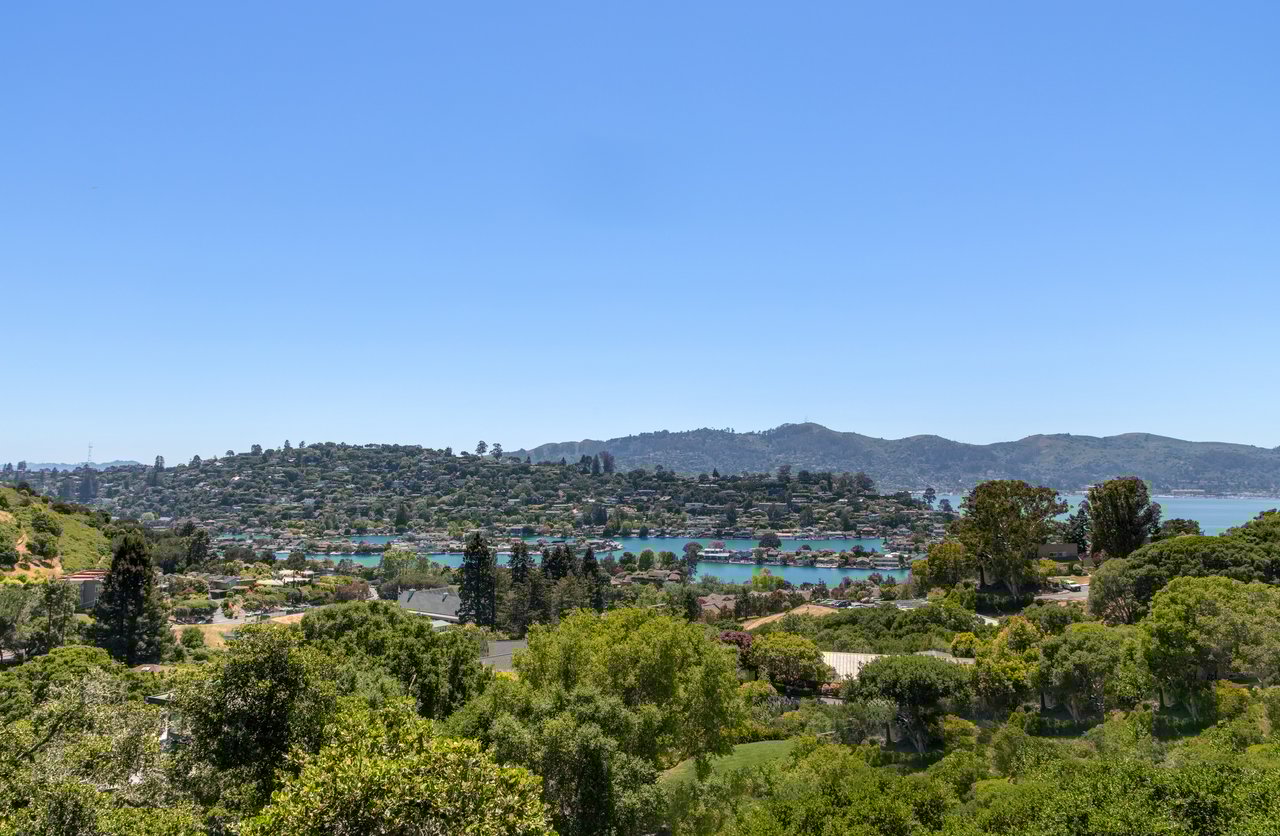 Picturesque and Private View Residence