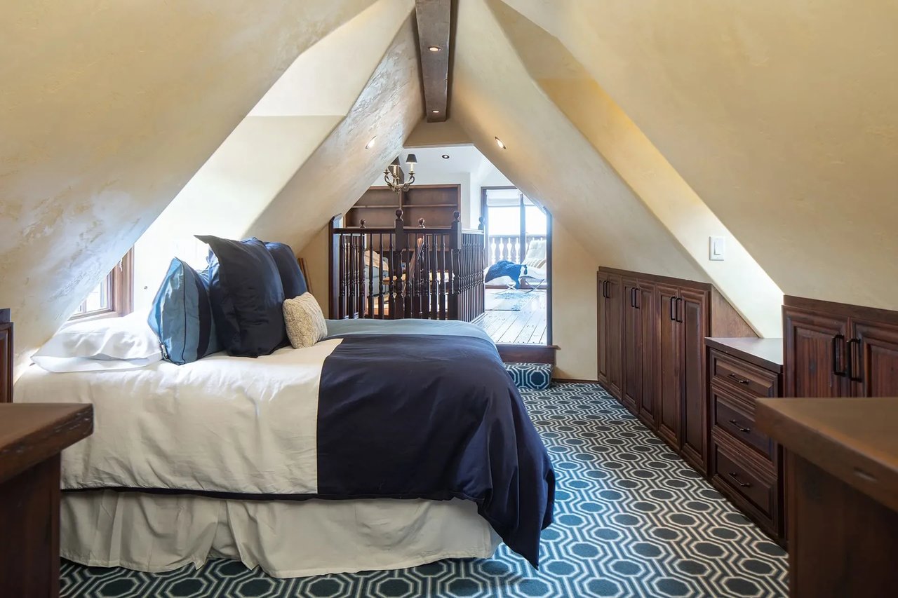 CARMEL HIGHLANDS LUXURY RENTAL - "SHIPROCK"