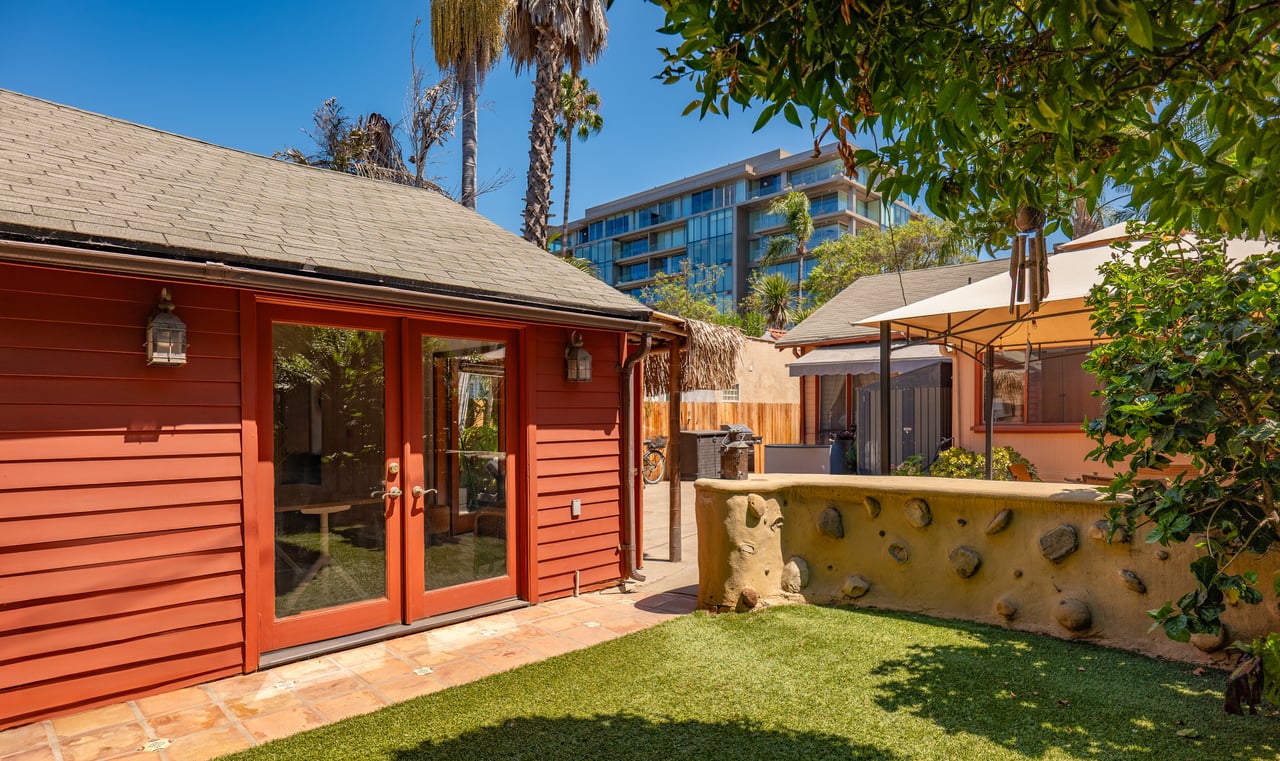 8921 Rosewood Ave, West Hollywood