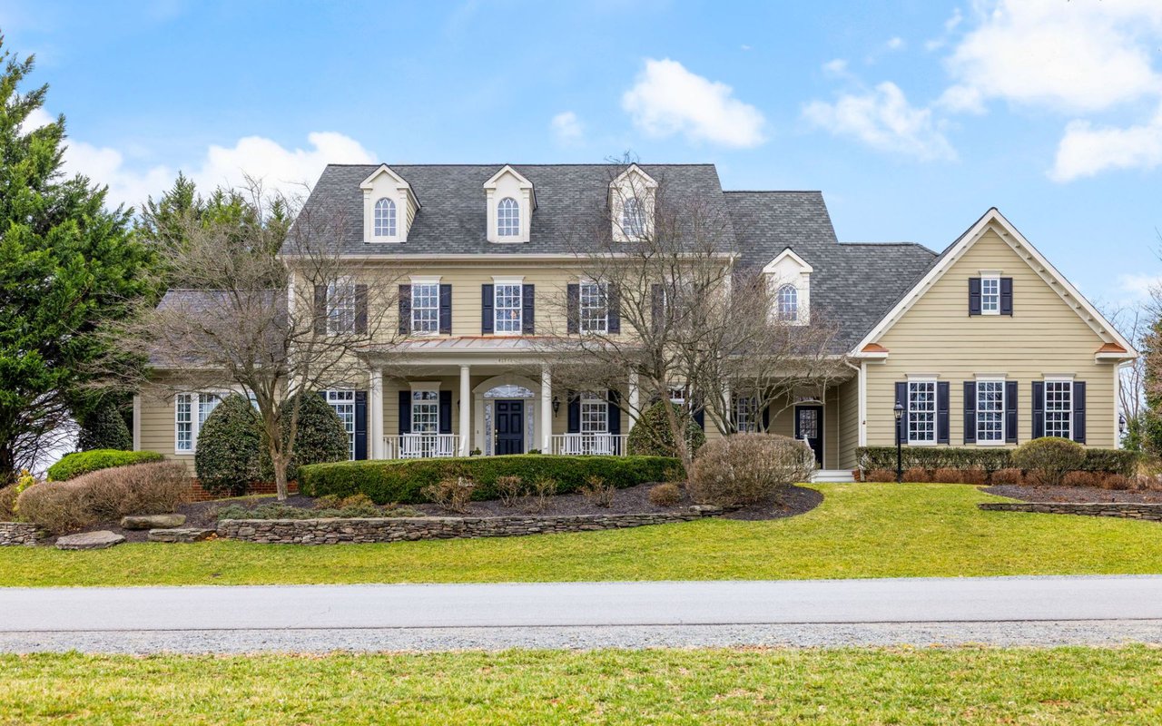 Picturesque Colonial: Located in the HEART of Raspberry Falls