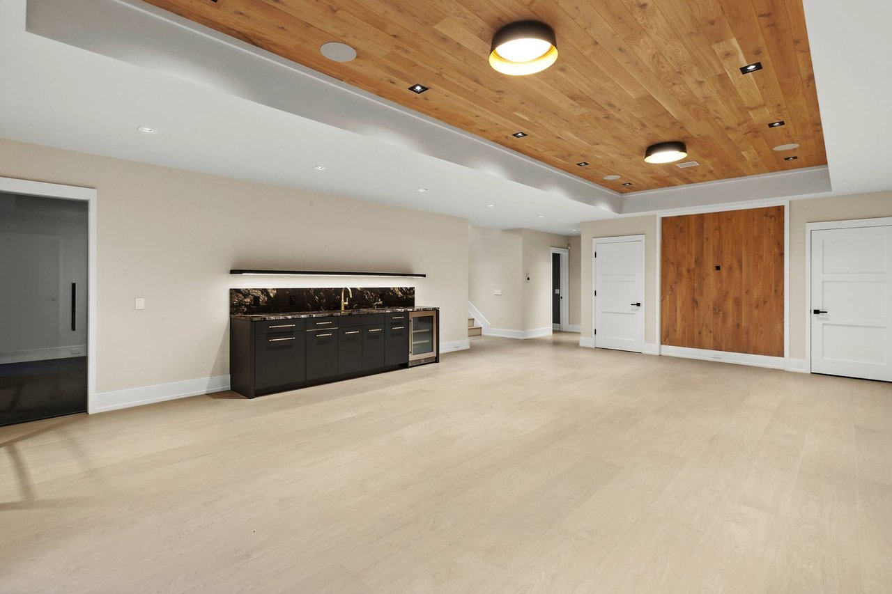 63 Hand Ln