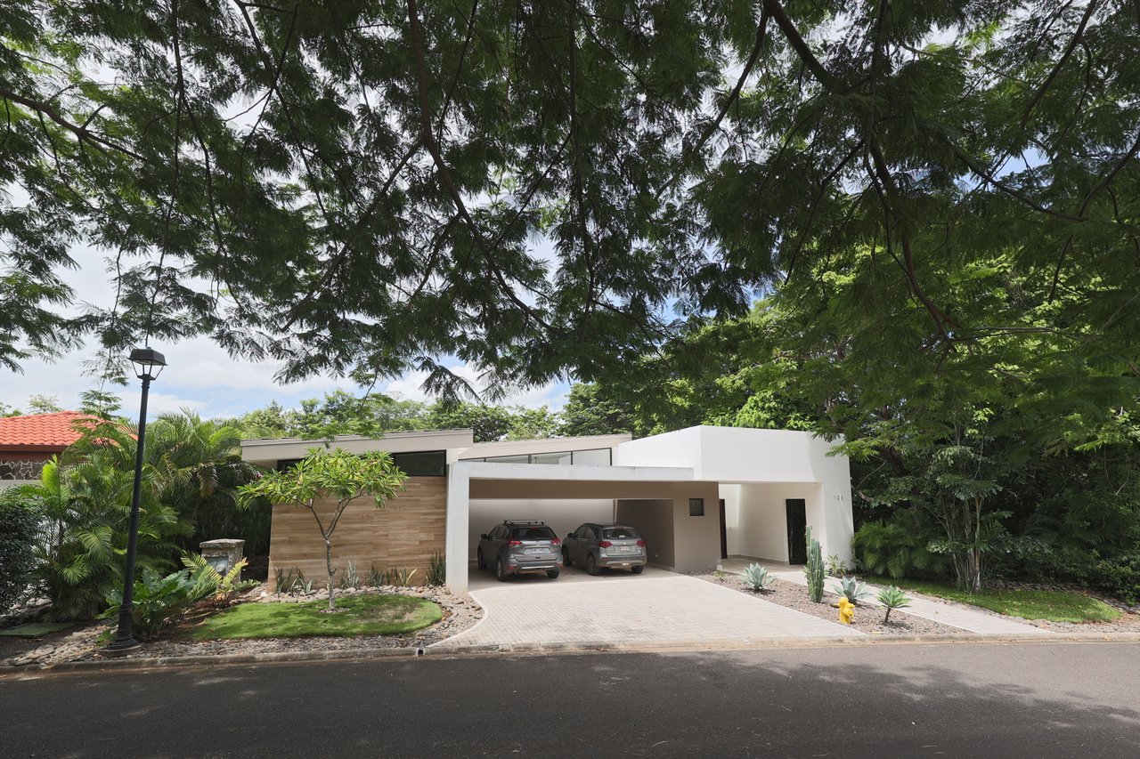 Modern luxury home for sale in Pacífico, Playas del Coco – Private pool, beach club and resort amenities