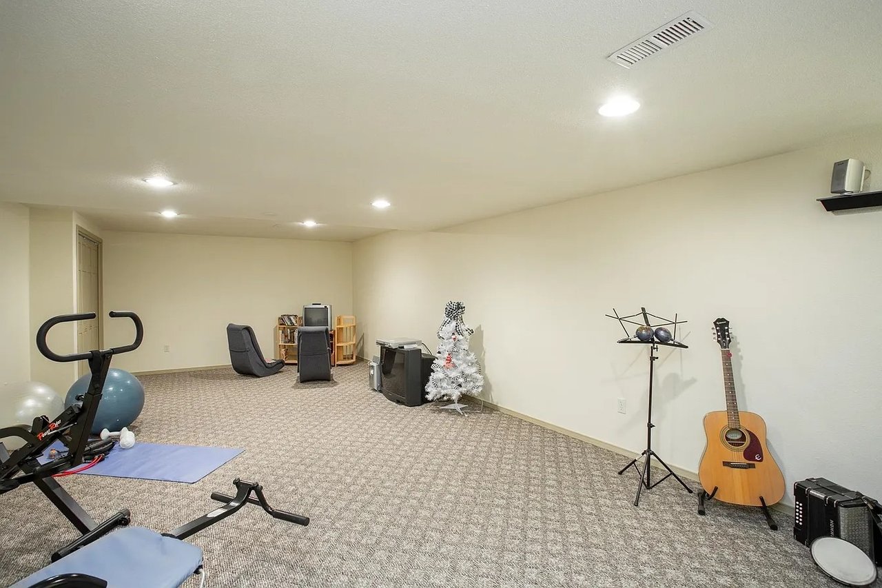 9706 N Ridgecrest Dr