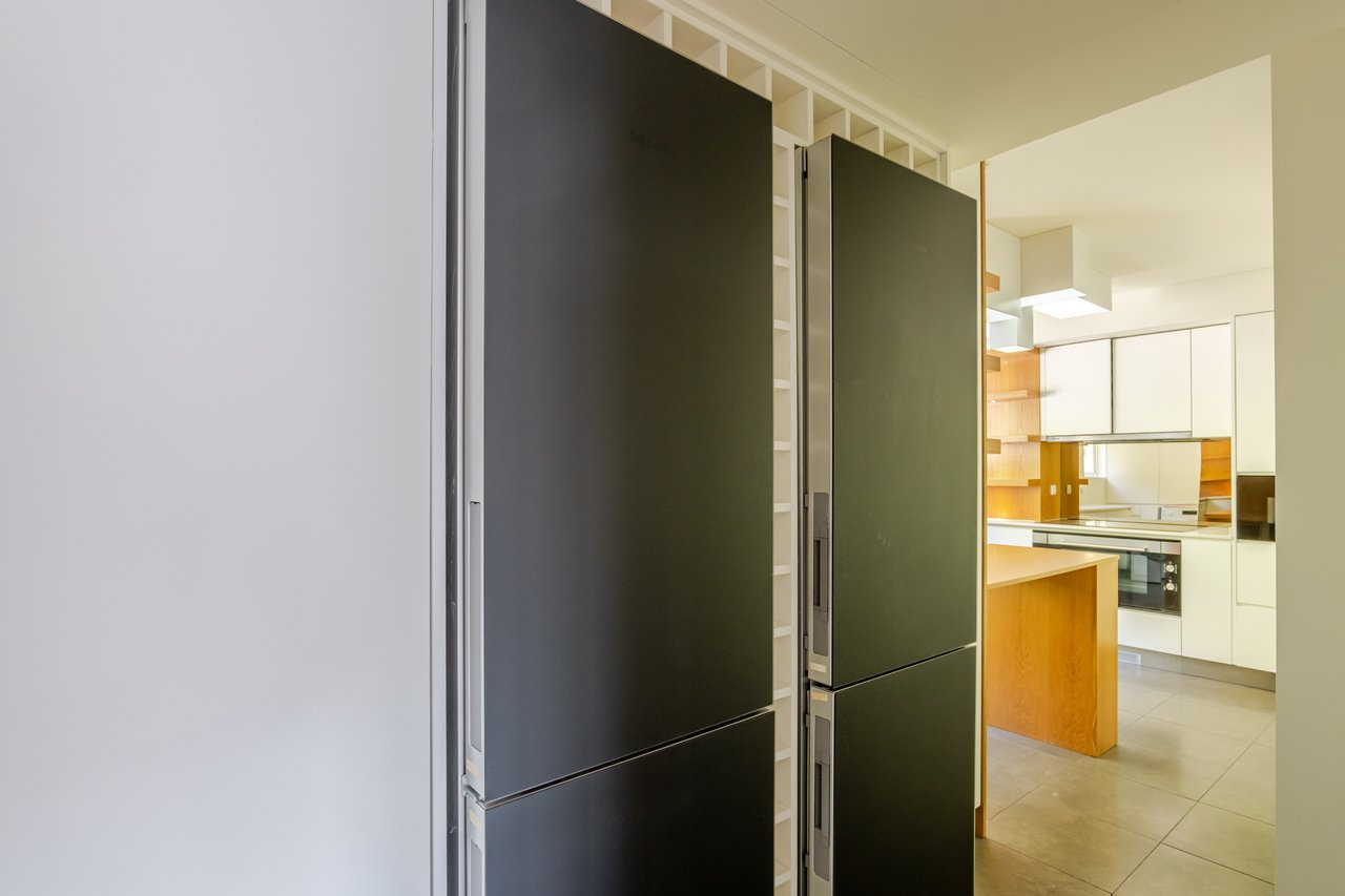Sophisticated Three-Bedroom Apartment in Porto