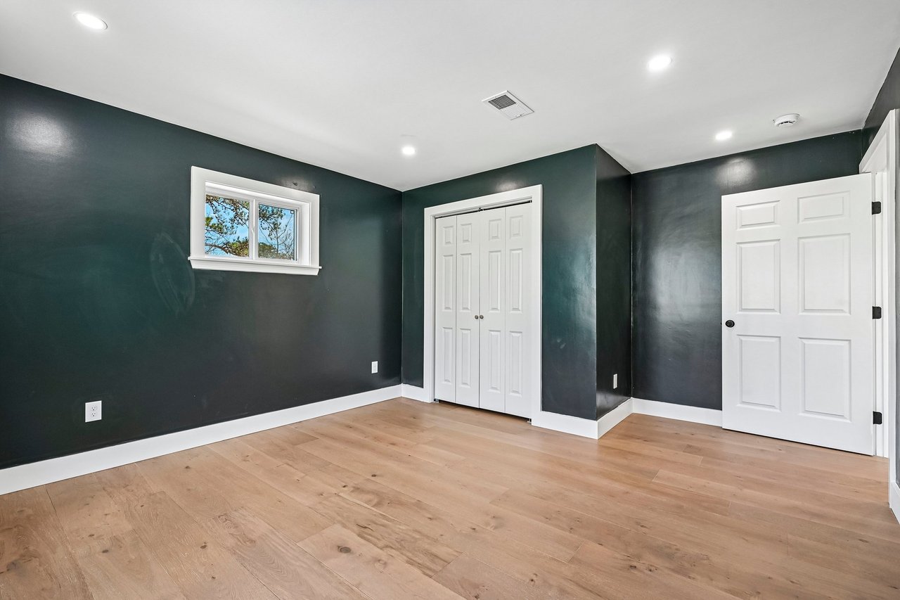 33 Seabiscuit Dr, Plymouth, MA 02360