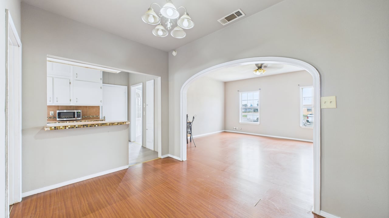 916 W 6th St