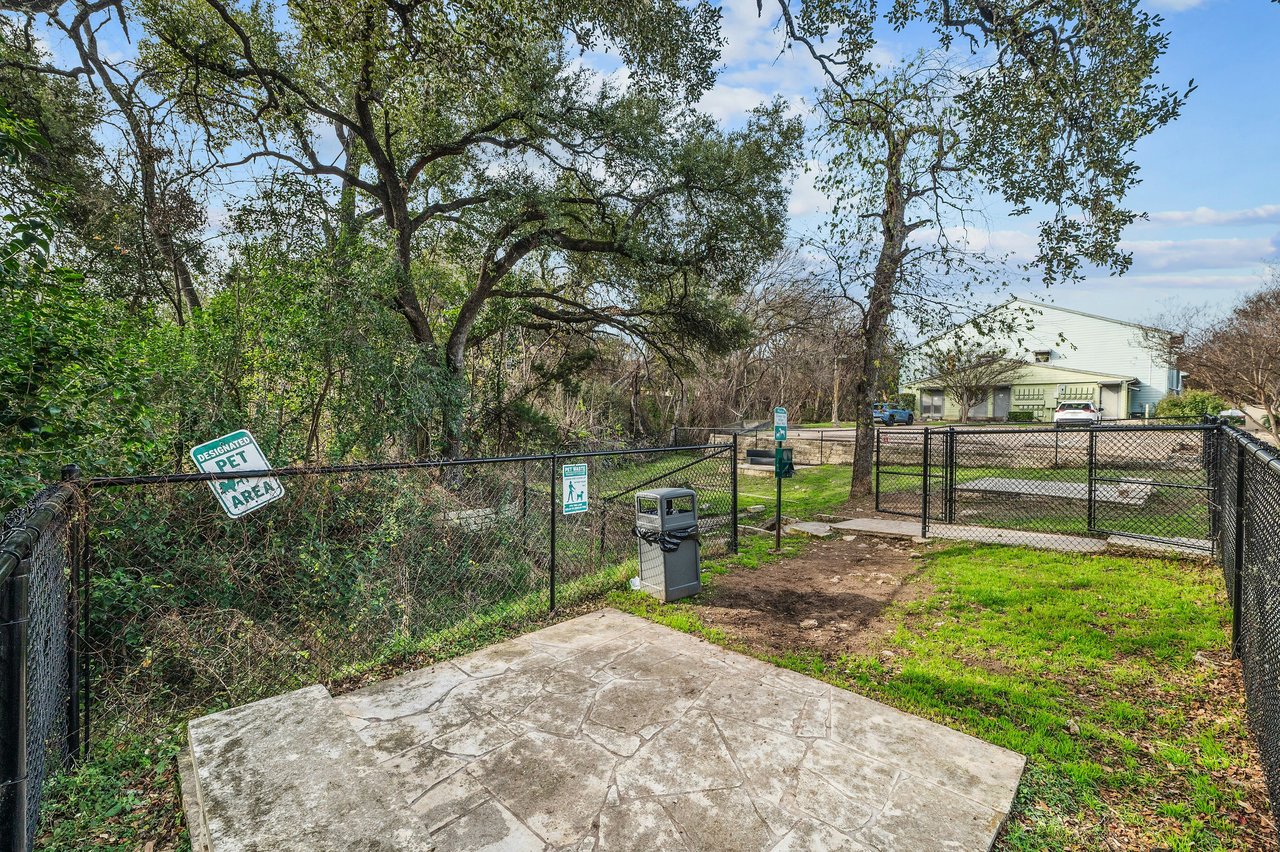 Stylish South Lamar Condo in Gated Ivy Condominiums – Prime Location with Top-Tier Amenities!