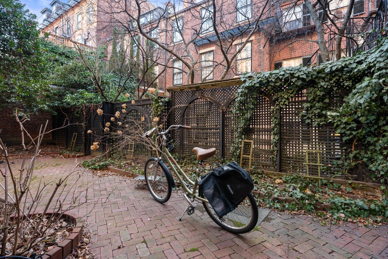 82 Pinckney Street, A