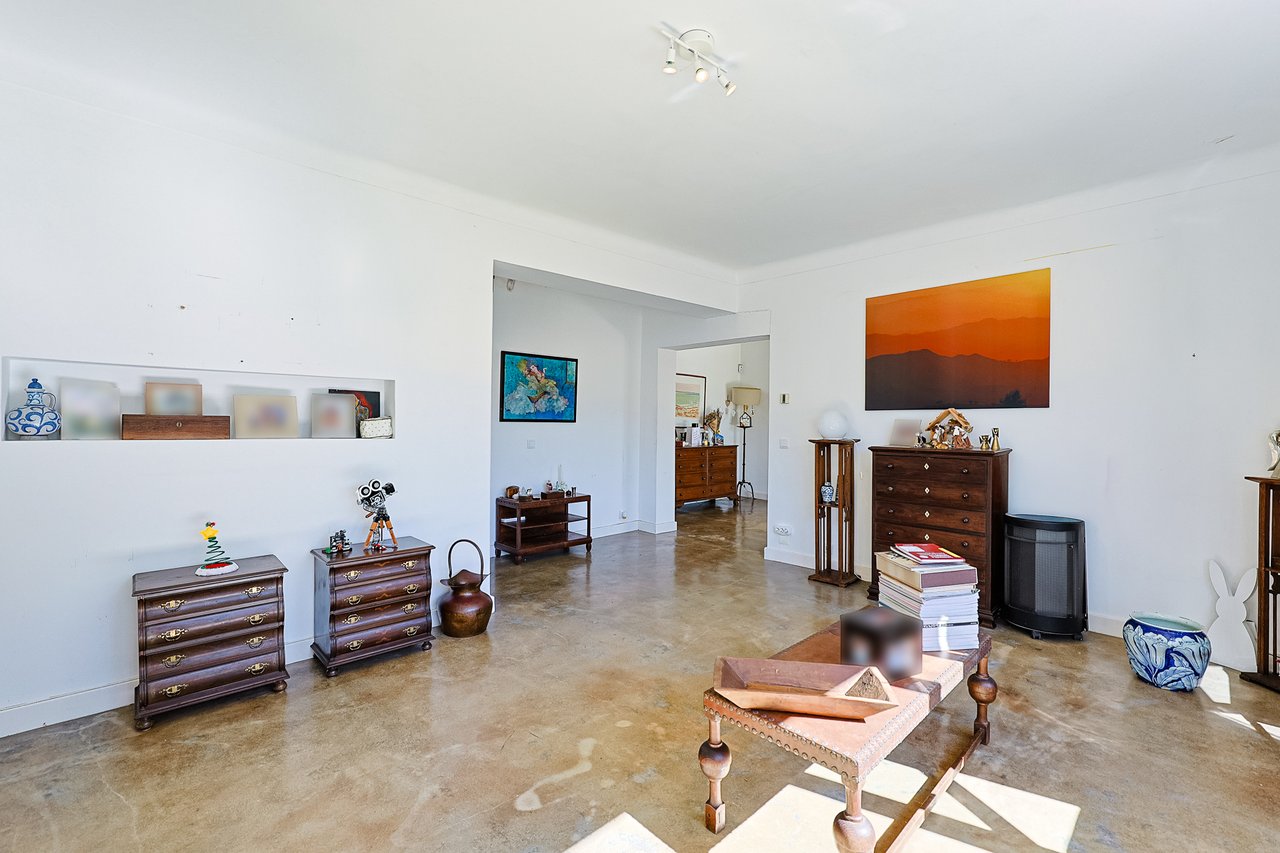 Spacious 5-Bedroom Villa with Expansive Garden Near Sintra in Colares