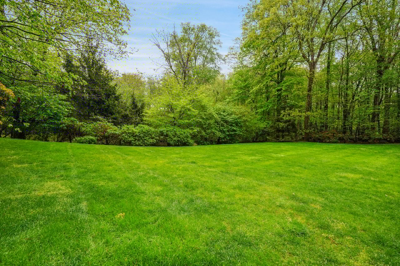 17 Eastwoods Road
