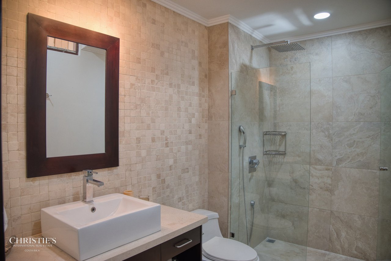 Exquisite Corner Townhouse with Panoramic Ocean Views – Faro Escondido