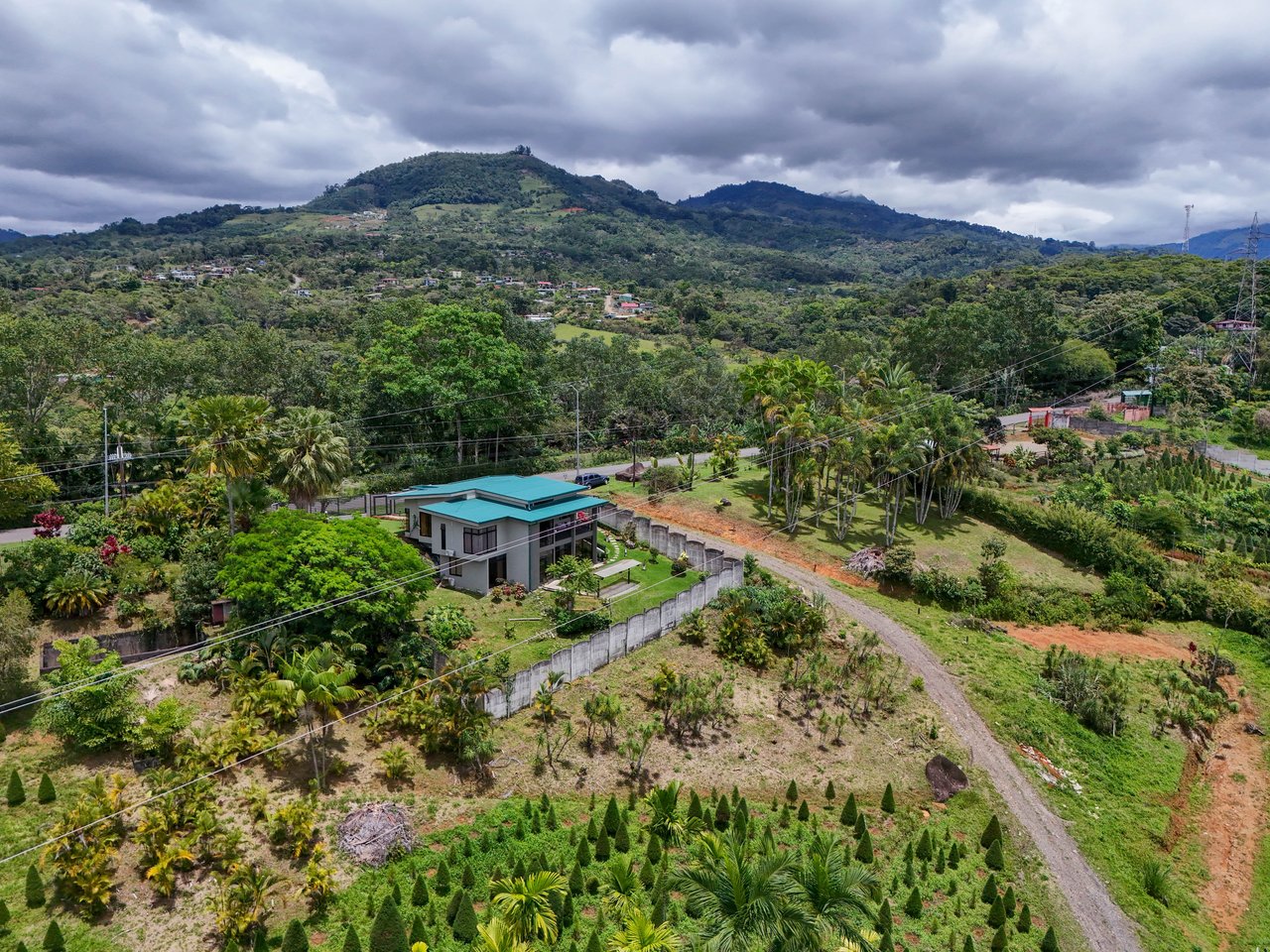 5-BEDROOM CHIRRIPO MOUNTAIN VIEW HOME WITH EASY ACCESS, PREMIUM FINISHES, FRUIT TREES AND LANSCAPED – 0.22 ACRES